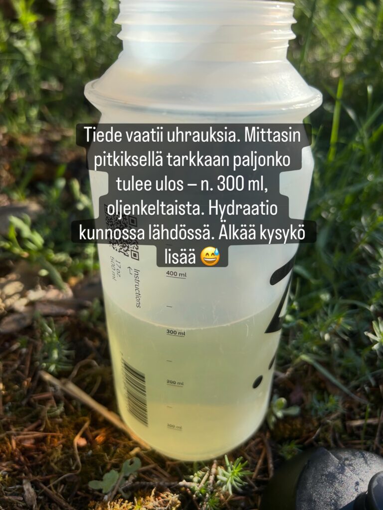 Mittapullo ruohikossa, noin 300 ml oljenkeltaista nestettä